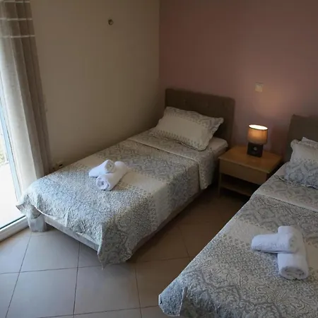 Mandis - Alexandra 2nd Floor Apartment *